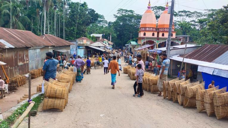 নাজিরপুরে জমে উঠেছে মাছ ধরার ‘চাই’ হাট