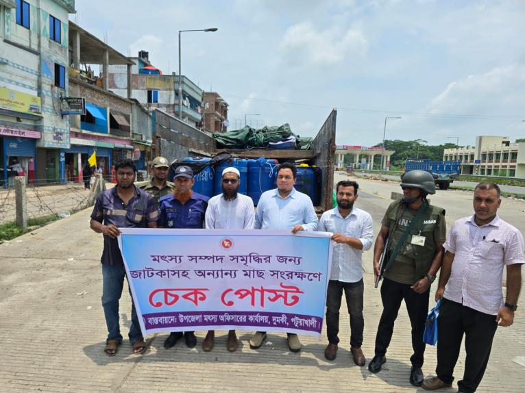 দুমকিতে ট্রাকভর্তি অবৈধ ৪৩ ড্রাম চিংড়ির রেনু জব্দ, নদীতে অবমুক্ত