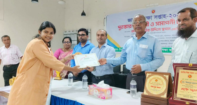 জাতীয় শিক্ষা সপ্তাহে আগৈলঝাড়ায় বিজয়ীদের মাঝে পুরস্কার বিতরণ