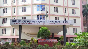 চট্টগ্রামের সদরঘাটে ফিশিং ট্রলারে আগুন, দগ্ধ ৬