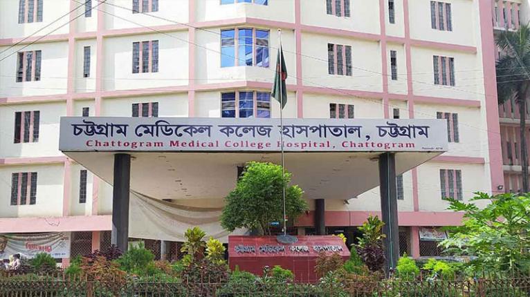 চট্টগ্রামের সদরঘাটে ফিশিং ট্রলারে আগুন, দগ্ধ ৬