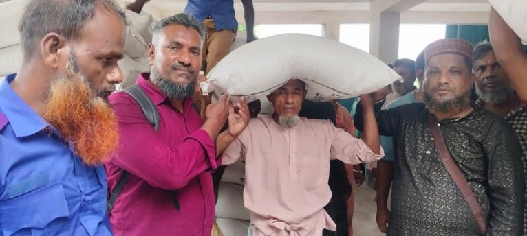 দশমিনায় জেলেদের মাঝে ১৬১.৮৪ মেট্রিক টন চাল বিতরণ