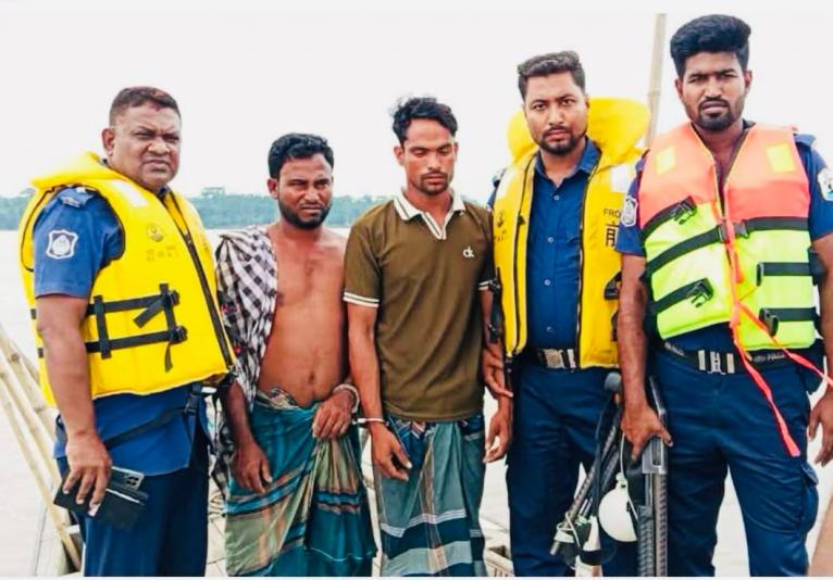 মেহেন্দিগঞ্জের ইলিশা নদীতে বাল্কহেডে চাঁদাবাজি, আটক ২