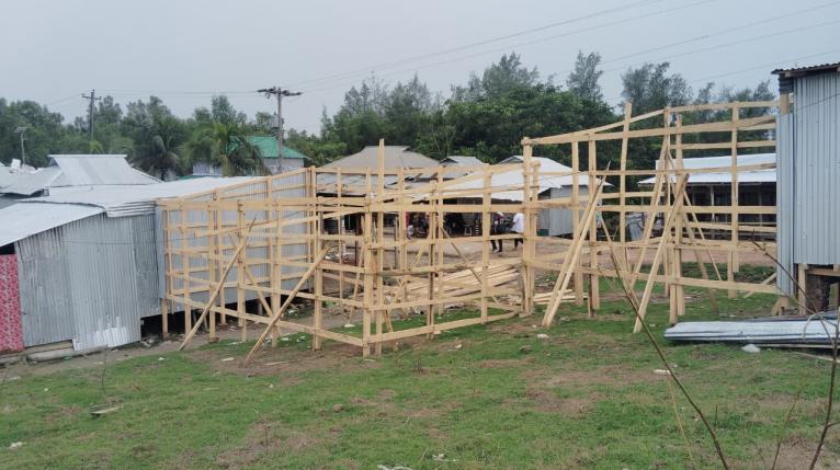 কুয়াকাটায় বেড়িবাঁধের ওপর অবৈধ স্থাপনা নির্মাণের অভিযোগ