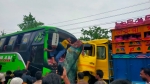 মোংলায় বাস-ট্রাকের মুখোমুখি সংঘর্ষে আহত ১৫