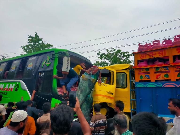 মোংলায় বাস-ট্রাকের মুখোমুখি সংঘর্ষে আহত ১৫