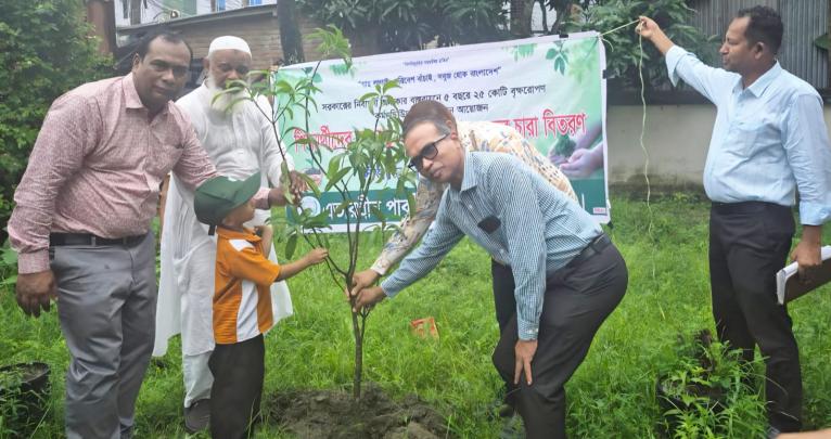 বরগুনায় শিক্ষার্থীদের মাঝে আমগাছের চারা বিতরণ