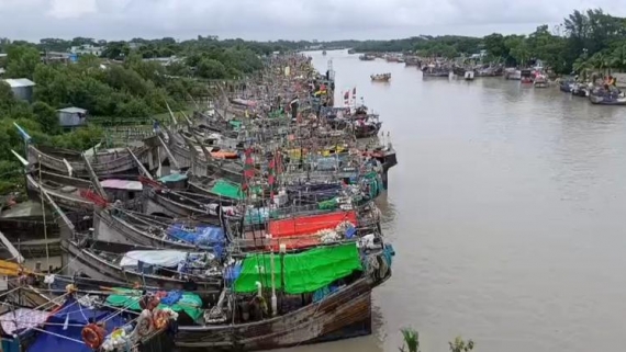 উত্তাল সাগরে ফিরছে জেলেরা, লোকসানের শঙ্কা কুয়াকাটা উপকূলে
