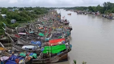 উত্তাল সাগর থেকে ফিরছে জেলেরা, লোকসানের শঙ্কা কুয়াকাটা উপকূলে