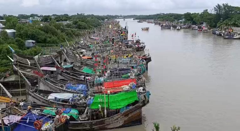 উত্তাল সাগরে ফিরছে জেলেরা, লোকসানের শঙ্কা কুয়াকাটা উপকূলে