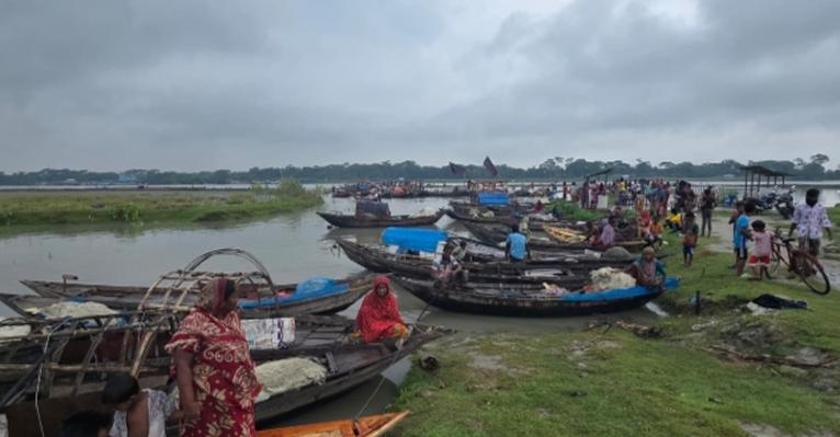 গলাচিপায় জাল-নৌকা নিয়ে ঘাটে জেলেরা, চলছে প্রকৃত মৎস্যজীবী শনাক্তে যাচাই