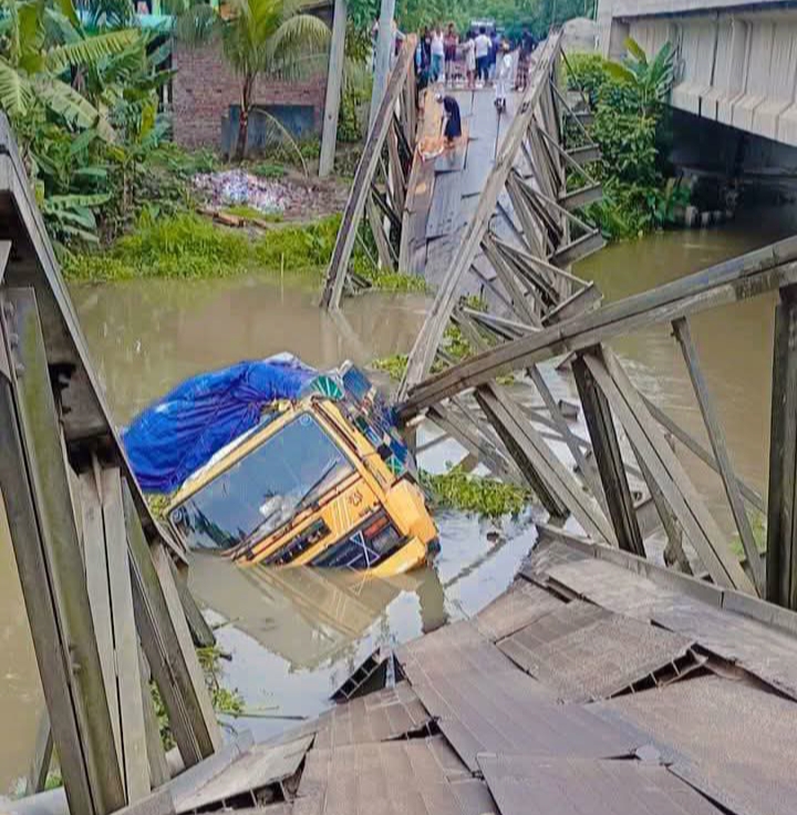 মঠবাড়িয়ায় বেইলি ব্রিজ ভেঙে ট্রাক খালে, সড়ক যোগাযোগ বিচ্ছিন্ন