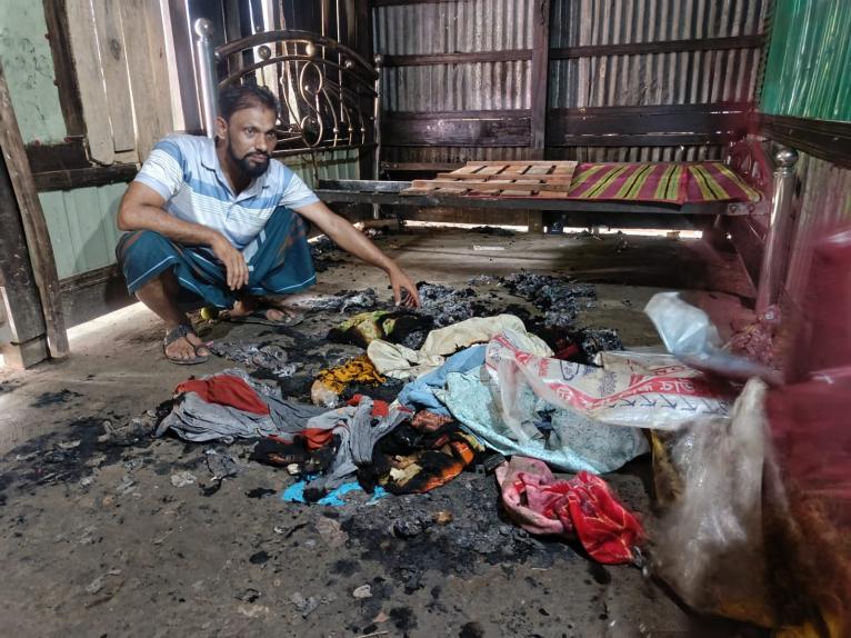 নাজিরপুরে গভীর রাতে বসতঘরে আগুন, সর্বস্ব পুড়ে ছাই