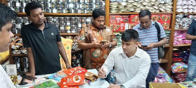 কুয়াকাটায় দুই আচার-চকলেট দোকানিকে ২০ হাজার টাকা জরিমানা