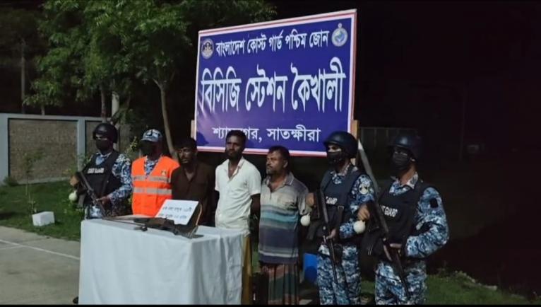 সুন্দরবনে অস্ত্র-গুলিসহ জোনাব বাহিনীর তিন সদস্য আটক