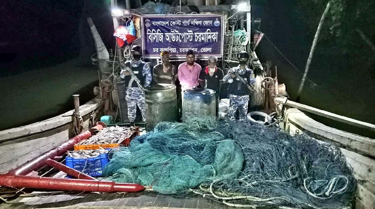 চরফ্যাশনের মায়া নদীতে ট্রলিং বোট-জাল জব্দ, আটক ৩