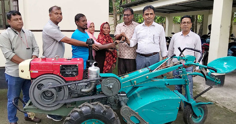 মির্জাগঞ্জে ব্র্যাকের উদ্যোগে পাওয়ার টিলার বিতরণ