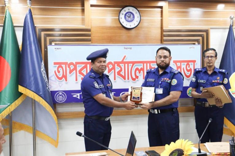 মেহেন্দিগঞ্জ থানা জেলার শ্রেষ্ঠ, ওসিকে সম্মাননা ক্রেস্ট প্রদান