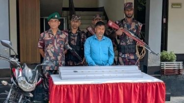 কোমরে বেঁধে স্বর্ণ পাচার, যশোরে ১৩ সোনার বারসহ আটক ১
