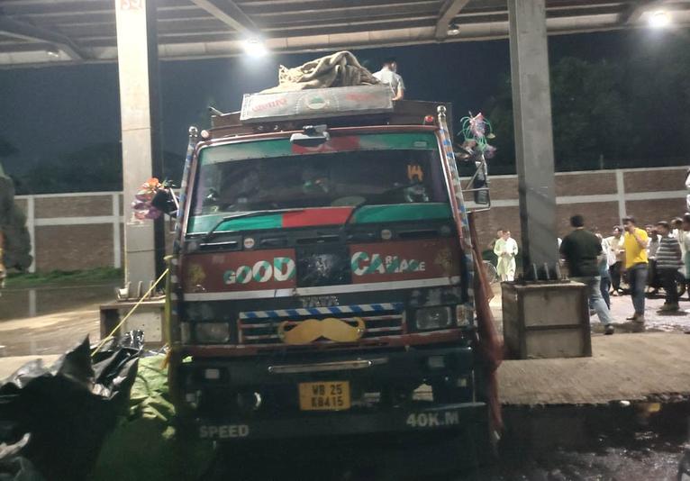 ঘোষণার সঙ্গে মিলেনি ৩ টনের বেশি খৈল, বেনাপোল বন্দরে সন্দেহজনক চালান জব্দ