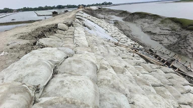 কয়রায় সংস্কারকাজ চলাকালেই পানি রক্ষা বাঁধে ধস, অনিয়মের অভিযোগ