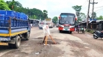 <small> বাঁশ পুঁতে সতর্ক সংকেত স্থানীয়দের </small>       গৌরনদীতে ঢাকা-বরিশাল মহাসড়কে বড় গর্ত