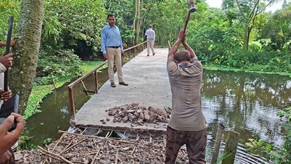 বরিশালে ব্রিজ নির্মাণে রডের বদলে বাঁশের কঞ্চির অভিযোগ, ত্রুটিপূর্ণ অংশ ভেঙে ফেলল প্রশাসন
