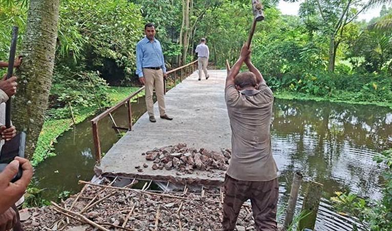 বরিশালে ব্রিজ নির্মাণে রডের বদলে বাঁশের কঞ্চির অভিযোগ, ত্রুটিপূর্ণ অংশ ভেঙে ফেলল প্রশাসন