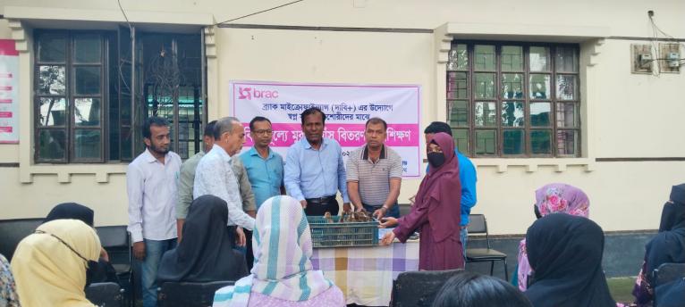 মির্জাগঞ্জে ব্র্যাকের উদ্যোগে কিশোর-কিশোরীদের হাঁস-মুরগি ও নগদ অর্থ বিতরণ