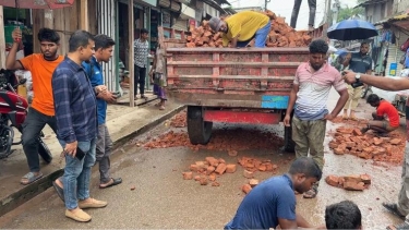 কলাপাড়া পৌরশহরে সড়ক সংস্কারে প্রশংসিত রিমন সিকদার