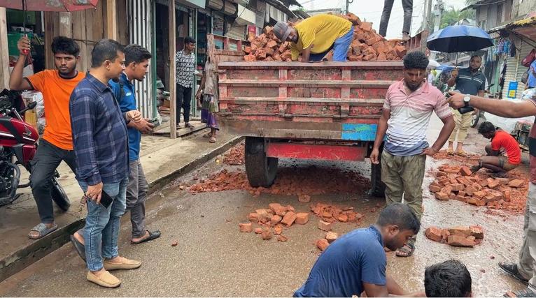 কলাপাড়া পৌরশহরে সড়ক সংস্কারে প্রশংসিত রিমন সিকদার