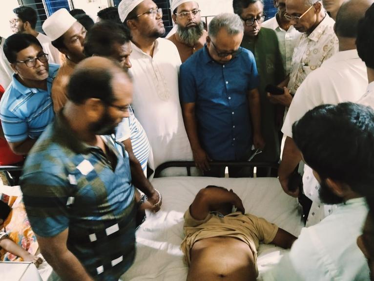 সাংবাদিকের ওপর হামলার ঘটনায় আহত মোয়াজ্জেম হোসেনকে হাসপাতালে দেখতে যান সাংবাদিক নেতৃবৃন্দ ও বিএনপি নেতারা। ছবি: সংগৃহীত