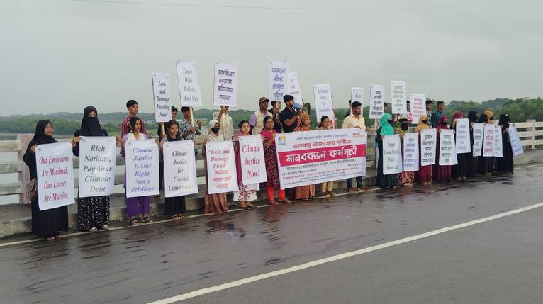 কলাপাড়ায় জলবায়ু ন্যায্যতার দাবিতে মানববন্ধন