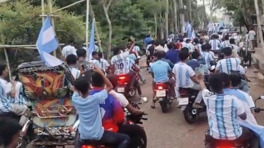 কলাপাড়ায় মেসির অবয়ব ও বিশাল পতাকা নিয়ে আর্জেন্টিনা ভক্তদের মোটরসাইকেল শোভাযাত্রা
