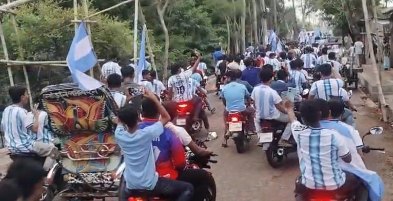 কলাপাড়ায় মেসির অবয়ব ও বিশাল পতাকা নিয়ে আর্জেন্টিনা ভক্তদের মোটরসাইকেল শোভাযাত্রা