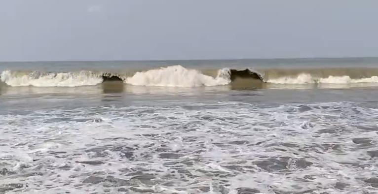 মৌসুমি বায়ুর প্রভাবে বঙ্গোপসাগর উত্তাল, পায়রা বন্দরে ৩ নম্বর সতর্ক সংকেত বহাল