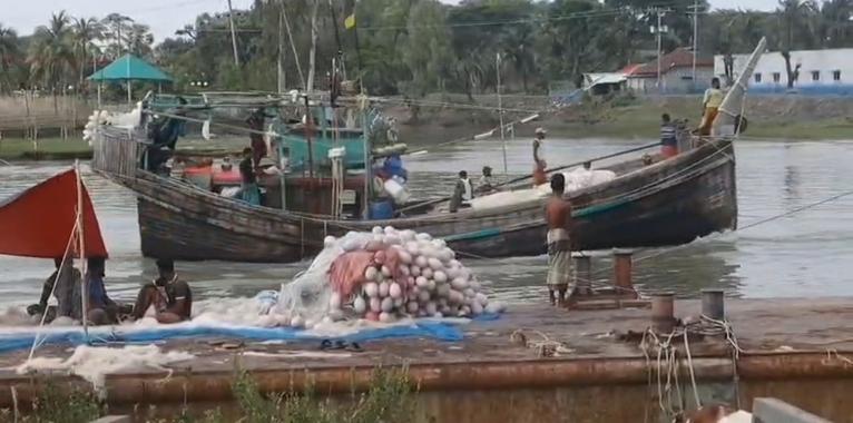 মধ্যরাতে শেষ হচ্ছে ৫৮ দিনের নিষেধাজ্ঞা, সাগরে যাচ্ছেন জেলেরা