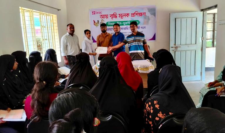 কলাপাড়ায় কিশোরীদের হাঁস-মুরগি পালন প্রশিক্ষণ, ৩৪ জনকে সনদ