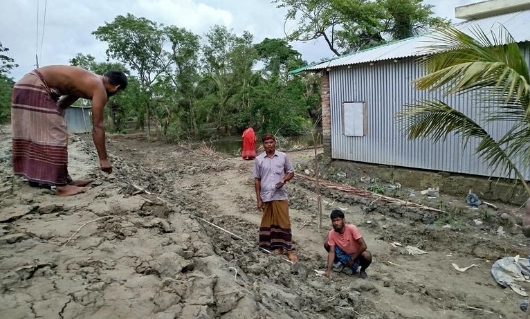 কলাপাড়ায় পাউবোর রাস্তা নির্মাণে অনিয়মের অভিযোগ, তদন্তের আশ্বাস