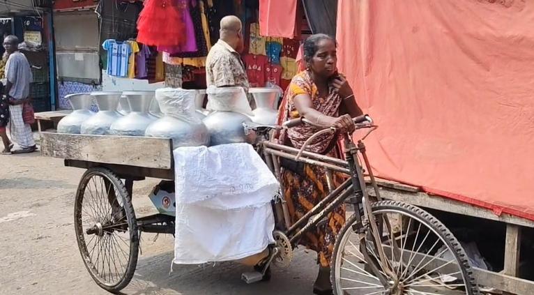 কলাপাড়ায় ৩০ বছর ধরে পানি টেনে জীবিকা, সরকারি সহায়তার অপেক্ষায় রেহানা