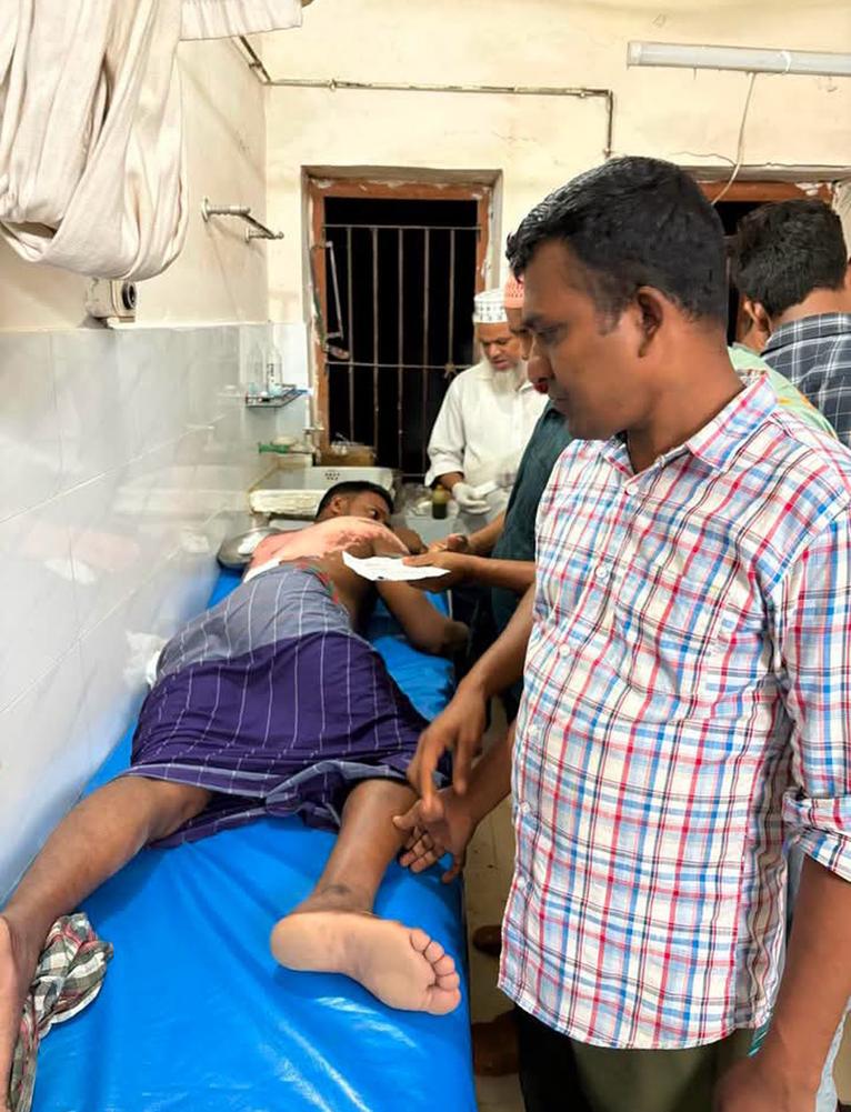 কলাপাড়ায় বজ্রপাতে ট্রলারে আগুন, ৫ জেলে আহত