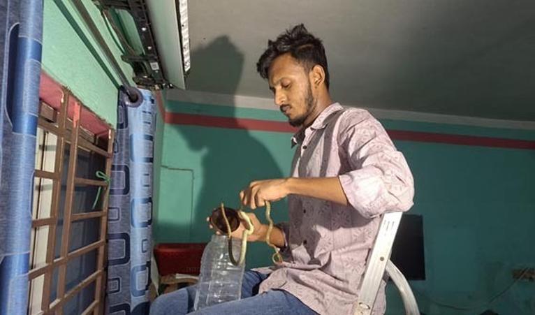বরিশালে বেডরুমে এসির ভেতর থেকে উদ্ধার চার কালনাগিনী