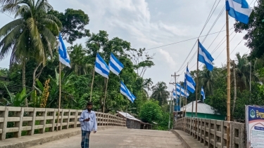 কাউখালীতে নজর কাড়ছে আর্জেন্টিনার পতাকায় সজ্জিত ব্রিজ