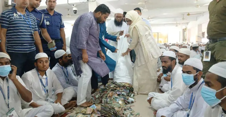 কিশোরগঞ্জের ঐতিহাসিক পাগলা মসজিদের ১৩টি দানবাক্স শনিবার সকালে খুলছেন জেলা প্রশাসক ও মসজিদ পরিচালনা কমিটির সভাপতি সোহানা নাসরিন। ছবি: সংগৃহীত।