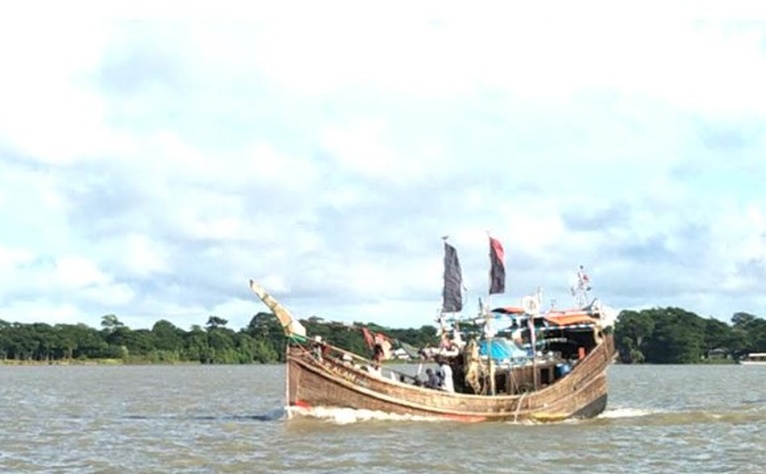 নয়াভাঙনী নদীতে কাঠবোঝাই ট্রলারে ডাকাতি, অভিযোগ থানায়