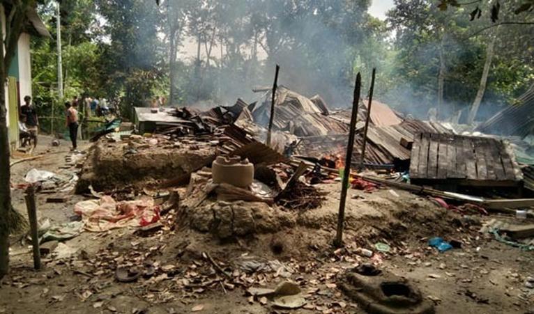 বরিশালে ইজিবাইকচালক হত্যা মামলার অভিযুক্তদের বাড়িতে আগুন
