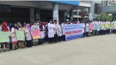 পটুয়াখালী মেডিকেল কলেজে ৬ দফা দাবিতে ইন্টার্ন চিকিৎসকদের মানববন্ধন ও কর্মবিরতি
