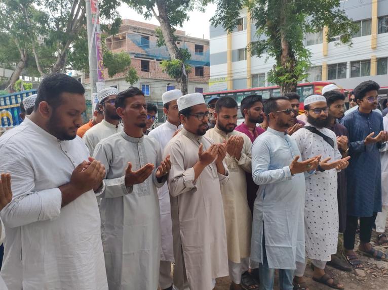 আল্লামা সাঈদীর কবর জিয়ারত করলেন শিবিরের কেন্দ্রীয় সভাপতি