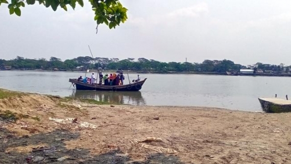 <small>যাত্রীরা জিম্মি হয়ে পড়েছে </small> কলাপাড়ার তেগাছিয়া খেয়ায় ৬ বছরে অতিরিক্ত আদায় ৪৩ লাখ টাকা