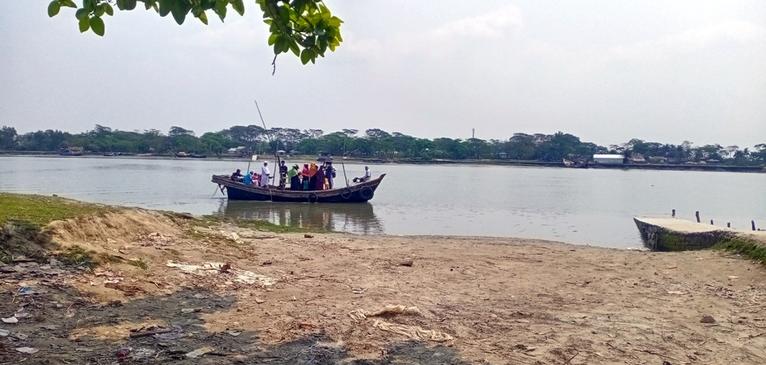 কলাপাড়া সোনাতলা নদীর সোনাতলা-তেগাছিয়া খেয়া পারাপারের দৃশ্য।